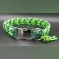 Preview: Halsumfang: 39cm  +/-1 Material: Paracord Typ 3 Breite ca.: 2,5 cm Verschluss: Metall-Klickverschluss / Schnalle Beschläge: ZDG  Farben: Dark Green / Neon Green / Gecko Accessoires: 1x Pfote / 2 Perlen silber